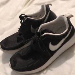 black and silver nike roshe